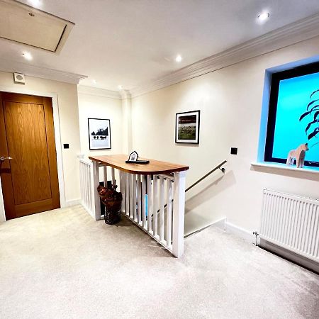 Modern And Cozy 2-Guest Flat With Gated Parking Appartement Kingston upon Thames  Buitenkant foto