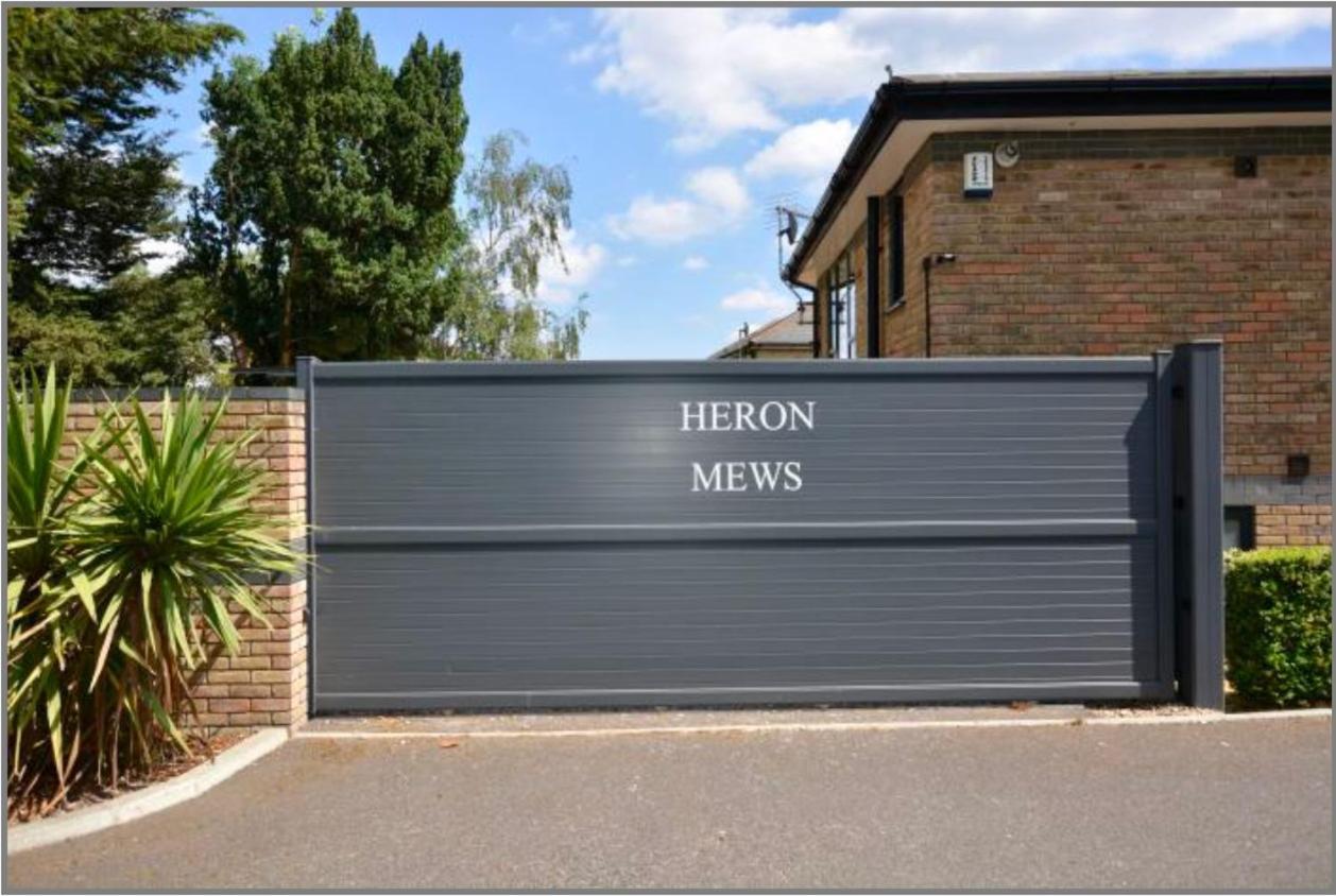Modern And Cozy 2-Guest Flat With Gated Parking Appartement Kingston upon Thames  Buitenkant foto